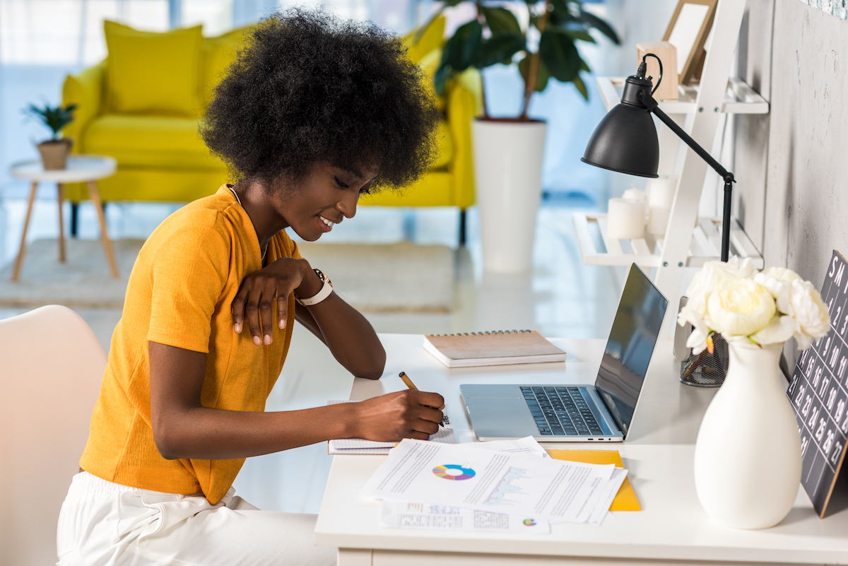 What You Should Know About Upper Back Pain from Sitting at a Desk