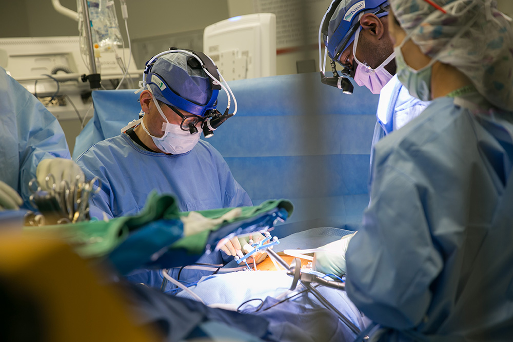 John C. Liu, MD, and Keck Medicine surgical staff in the OR. (Photo/Ricardo Carrasco III)